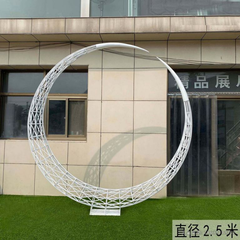 不锈钢月亮镂空雕塑