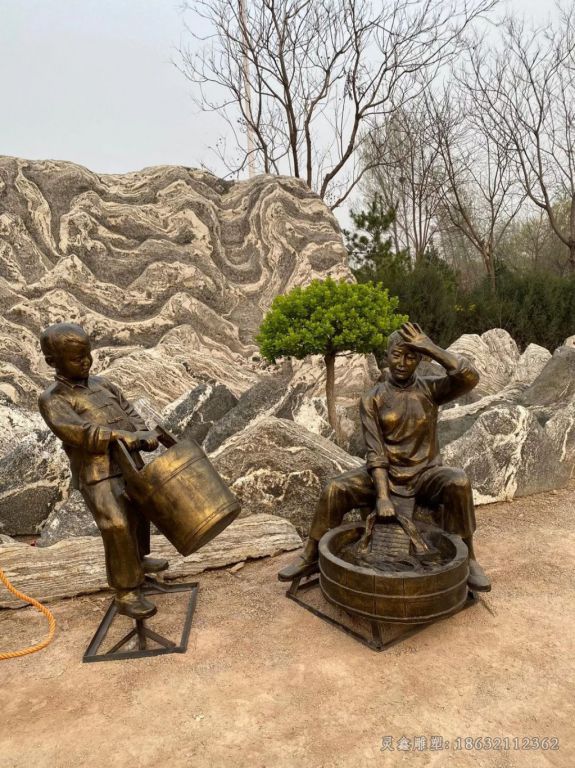 一家三口打水洗衣服铜雕