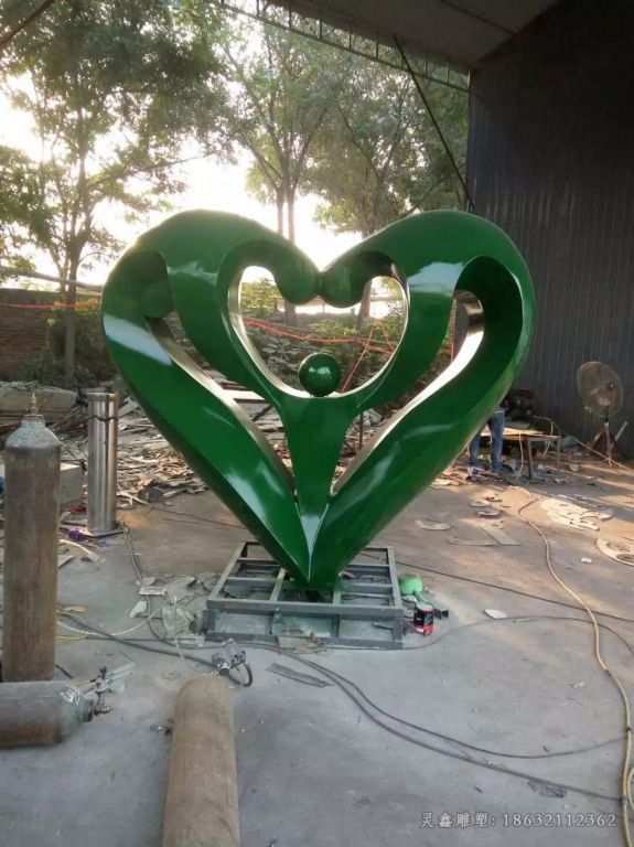 彩绘不锈钢爱心景观雕塑