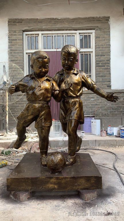 踢足球儿童景观铜雕