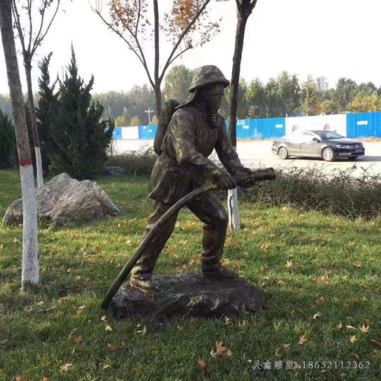 消防员喷水人物铜雕