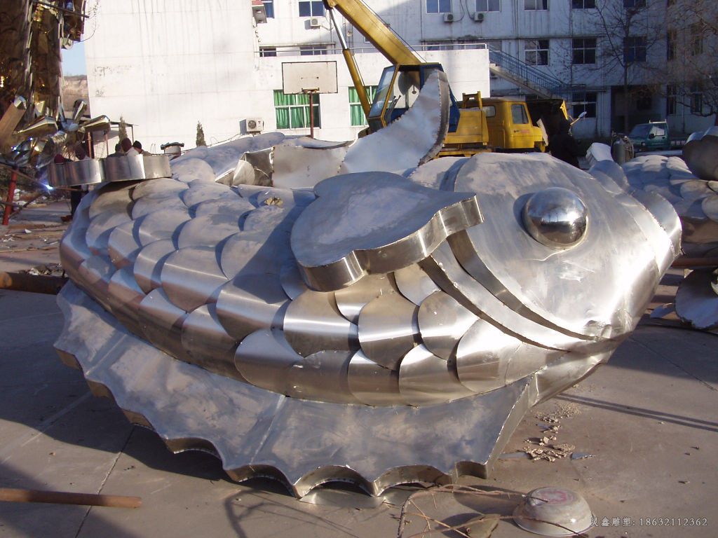 不锈钢镜面鱼动物雕塑