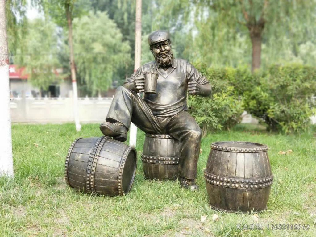 坐着喝啤酒的老汉铜雕