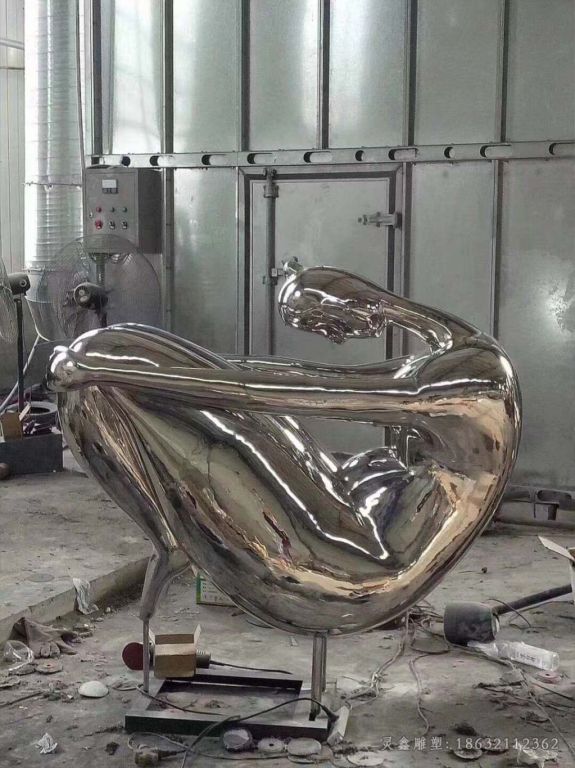 镜面不锈钢人物雕塑