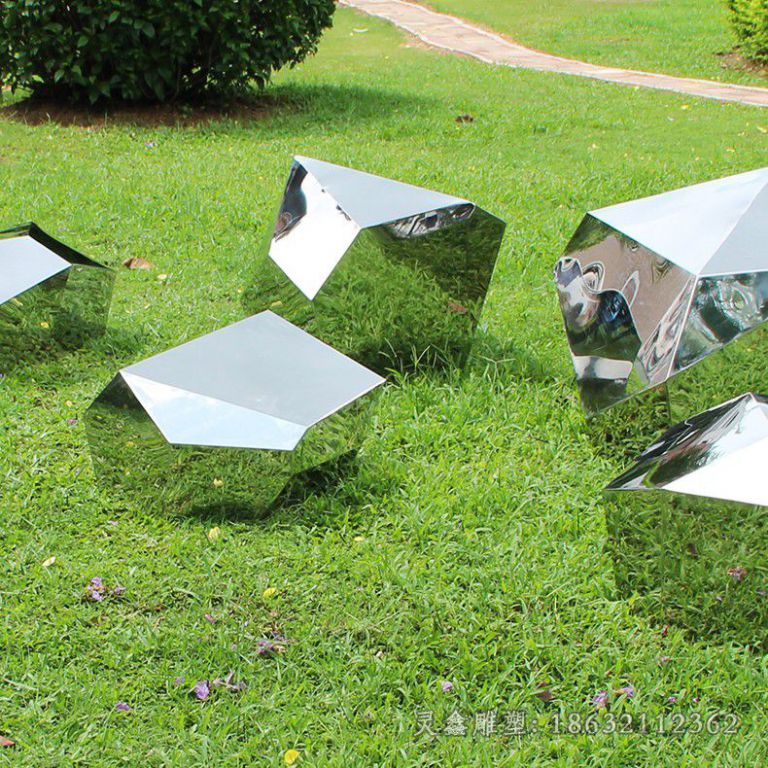 不锈钢镜面石头雕塑