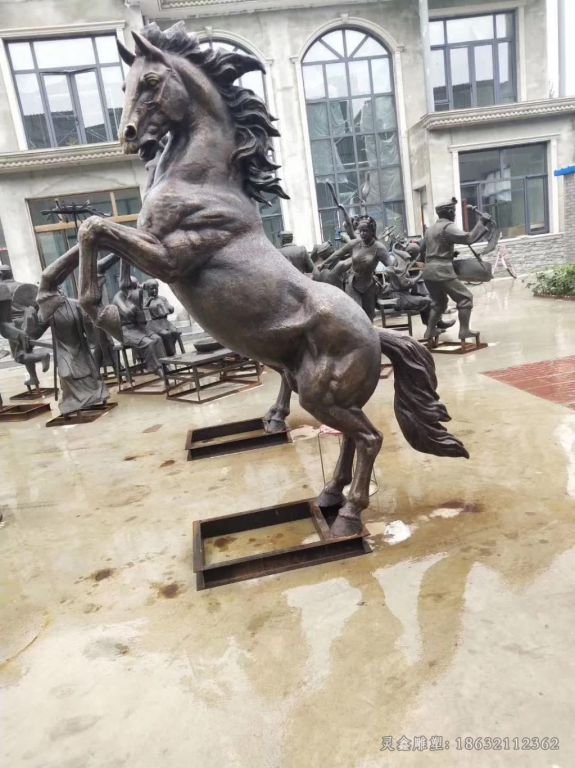 抬腿马抽象铜雕