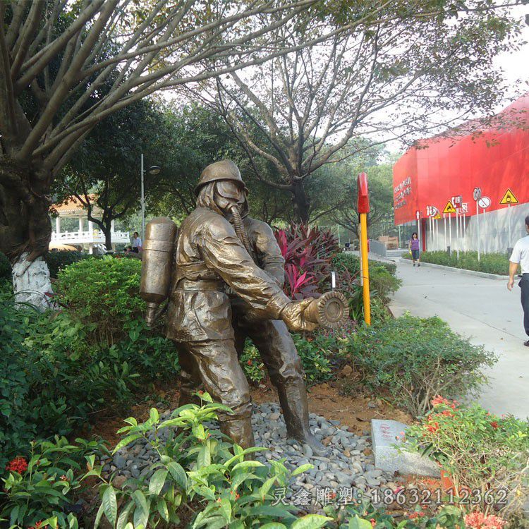 喷水消防员人物铜雕