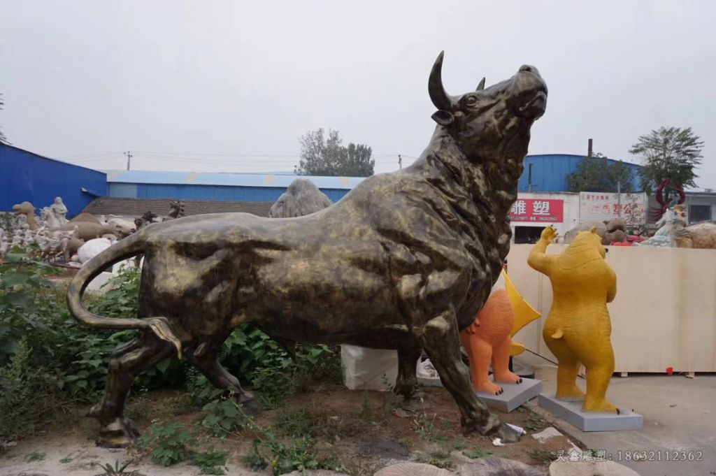 抬头牛动物铜雕
