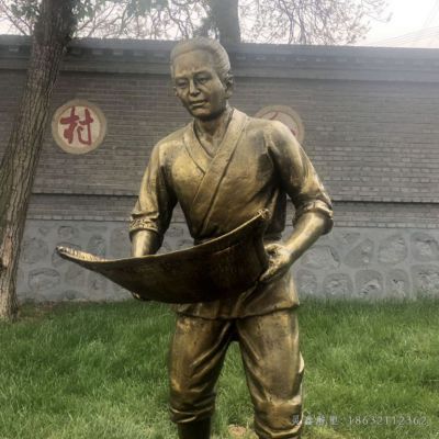 装粮食人物农耕铜雕